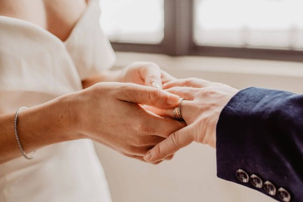 À quel doigt doit-on porter sa bague de mariage ?