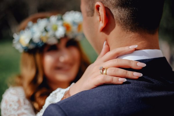 Qui choisit la bague de mariage ?